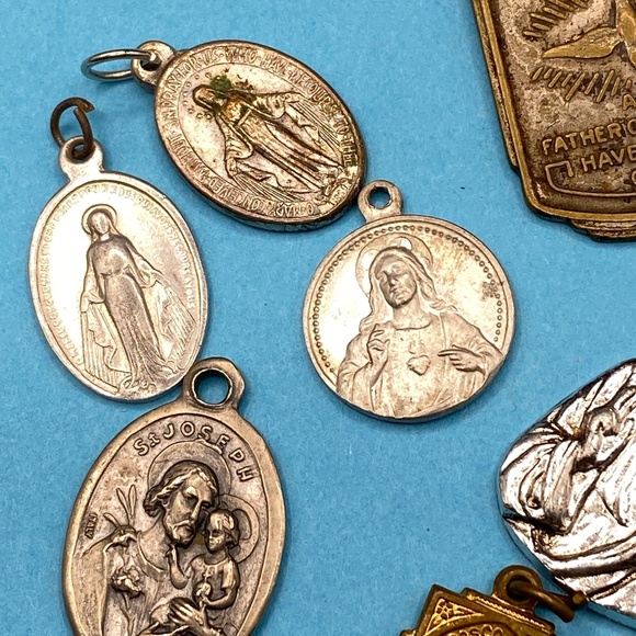 Catholic Religious Metals Saints Miraculous Silver Tone Vintage Lot of 15 - Picture 2 of 13